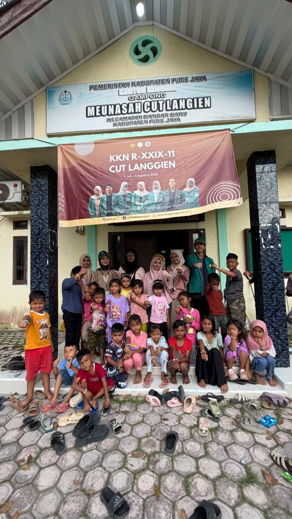 Mahasiswa KKN Universitas Syiah Kuala (USK) Kelompok Reguler 11 mendampingi anak-anak Gampong Cut Langgien, Kecamatan Banda Baru, Pidie Jaya, dalam pelatihan pembuatan gelang dari manik-manik di Kantor Geuchik setempat, Senin (13/7/2026).