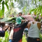 Petugas kepolisian bersama warga saat mengevakuasi jasad wanita berinisial NA (29) yang ditemukan mengapung di aliran Krueng Aceh, Kecamatan Ingin Jaya, Aceh Besar, Rabu (15/7/2026).