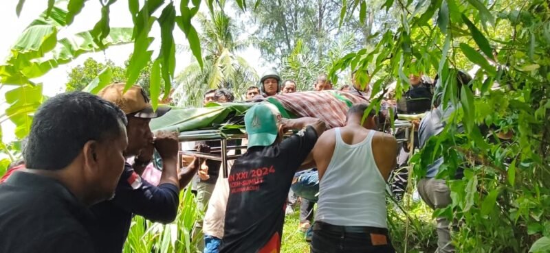 Petugas kepolisian bersama warga saat mengevakuasi jasad wanita berinisial NA (29) yang ditemukan mengapung di aliran Krueng Aceh, Kecamatan Ingin Jaya, Aceh Besar, Rabu (15/7/2026).