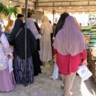 Masyarakat antrian berbelanja pangan muarah Pemkab Aceh Besar melalui Dinas Pangan di Kantor Camat Ingin Jaya, Aceh Besar, Rabu (15/07/2026). FOTO/MC ACEH BESAR