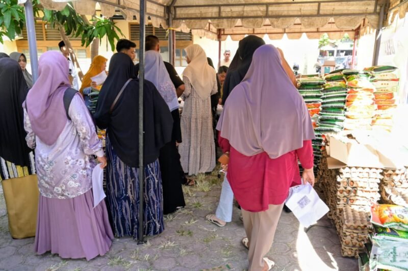 Masyarakat antrian berbelanja pangan muarah Pemkab Aceh Besar melalui Dinas Pangan di Kantor Camat Ingin Jaya, Aceh Besar, Rabu (15/07/2026). FOTO/MC ACEH BESAR