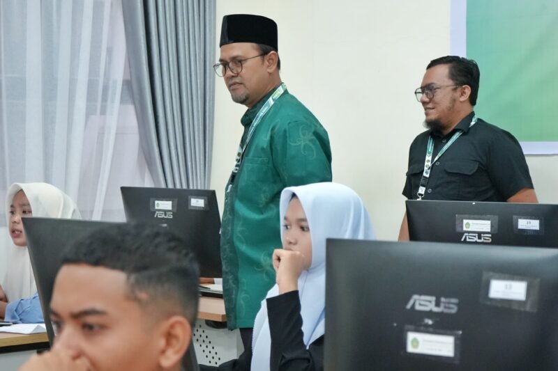 Wakil Rektor Bidang Akademik dan Kelembagaan UIN Ar-Raniry, Prof. Muhammad Yasir Yusuf, saat melakukan monitoring jalannya ujian Penerimaan Mahasiswa Baru (PMB) Reguler SSE di salah satu laboratorium komputer kampus setempat, Banda Aceh, Rabu (15/7/2026).