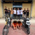 Kedua terduga pelaku curanmor, MA alias Black (26) dan AK alias Apin (25), saat diamankan di Mapolresta Banda Aceh untuk pemeriksaan lebih lanjut, Rabu (15/7/2026).