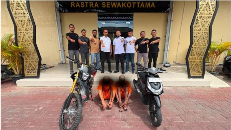 Kedua terduga pelaku curanmor, MA alias Black (26) dan AK alias Apin (25), saat diamankan di Mapolresta Banda Aceh untuk pemeriksaan lebih lanjut, Rabu (15/7/2026).