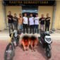 Kedua terduga pelaku curanmor, MA alias Black (26) dan AK alias Apin (25), saat diamankan di Mapolresta Banda Aceh untuk pemeriksaan lebih lanjut, Rabu (15/7/2026).