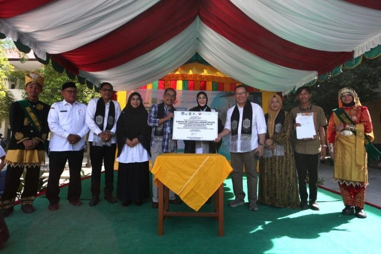 Wali Kota Banda Aceh Illiza Sa’aduddin Djamal meresmikan model sarana Water, Sanitation, and Hygiene (WASH) di SMP Negeri 9 Banda Aceh, Rabu 15/7/2026. 