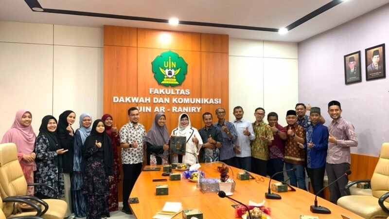 Dekan FDK UIN Ar-Raniry, Prof. Dr. Kusumawati Hatta, M.Pd., bersama perwakilan Universiti Kebangsaan Malaysia (UKM) dan para pimpinan fakultas saat membuka acara International Conference program Kembara Ilmu di Bumi Aceh Darussalam, Banda Aceh (14/7/2026).