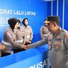 Kapolda Aceh Irjen Pol. Ruddi Setiawan, S.I.K., S.H., M.H., saat berdialog penuh keakraban dengan Dirlantas Polda Aceh Kombes Pol. Deden Supriyatna Imhar, S.I.K., M.H., dan jajaran pejabat utama di ruang kerja Dirlantas Polda Aceh, Lamteumen, Banda Aceh, Kamis (16/7/2026).