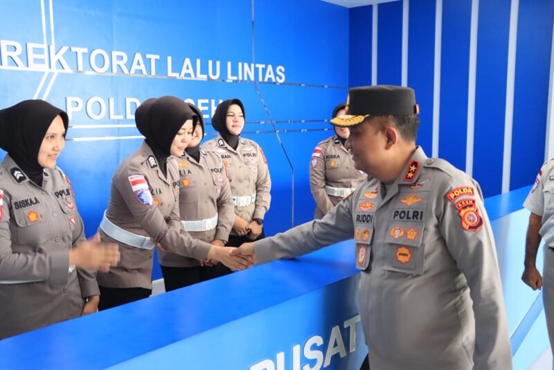 Kapolda Aceh Irjen Pol. Ruddi Setiawan, S.I.K., S.H., M.H., saat berdialog penuh keakraban dengan Dirlantas Polda Aceh Kombes Pol. Deden Supriyatna Imhar, S.I.K., M.H., dan jajaran pejabat utama di ruang kerja Dirlantas Polda Aceh, Lamteumen, Banda Aceh, Kamis (16/7/2026).