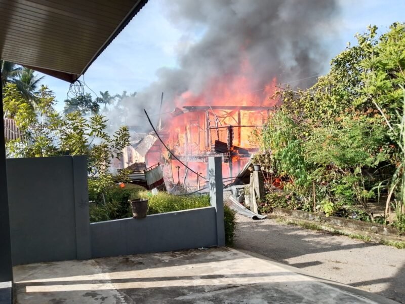 Kebakaran menghanguskan satu unit rumah panggung milik Makcek Asiah (67) di Dusun Putih Mon Batee, Desa Lampreh Lam Teungoh, Kecamatan Ingin Jaya, Aceh Besar, Jumat 17/7/2026 pukul 16.30 WIB. 