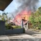 Kebakaran menghanguskan satu unit rumah panggung milik Makcek Asiah (67) di Dusun Putih Mon Batee, Desa Lampreh Lam Teungoh, Kecamatan Ingin Jaya, Aceh Besar, Jumat 17/7/2026 pukul 16.30 WIB. 