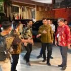Gubernur Aceh Muzakir Manaf (kiri) berbincang dengan Wakil Menteri Dalam Negeri Bima Arya Sugiarto (kanan) di sela-sela Rapat Kerja Anggota APPSI di Aruna Senggigi Resort & Convention, Lombok Barat, NTB, Kamis (16/7/2026).