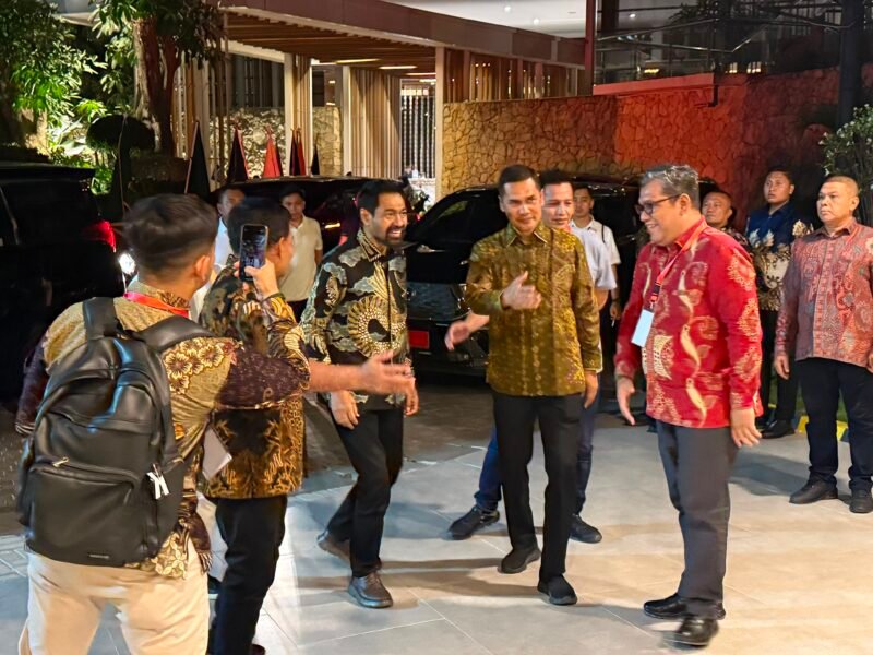 Gubernur Aceh Muzakir Manaf (kiri) berbincang dengan Wakil Menteri Dalam Negeri Bima Arya Sugiarto (kanan) di sela-sela Rapat Kerja Anggota APPSI di Aruna Senggigi Resort & Convention, Lombok Barat, NTB, Kamis (16/7/2026).