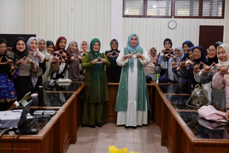 Bunda PAUD Aceh, Marlina Muzakir (Kak Na), bersama Wakil Bunda PAUD Aceh, Mukarramah Fadhlullah, saat berbaur dan bernyanyi bersama anak-anak dalam peninjauan pelaksanaan Masa Pengenalan Lingkungan Sekolah (MPLS) Ramah di Banda Aceh, Jumat (17/7/2026).