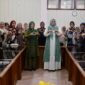  Bunda PAUD Aceh, Marlina Muzakir (Kak Na), bersama Wakil Bunda PAUD Aceh, Mukarramah Fadhlullah, saat berbaur dan bernyanyi bersama anak-anak dalam peninjauan pelaksanaan Masa Pengenalan Lingkungan Sekolah (MPLS) Ramah di Banda Aceh, Jumat (17/7/2026).