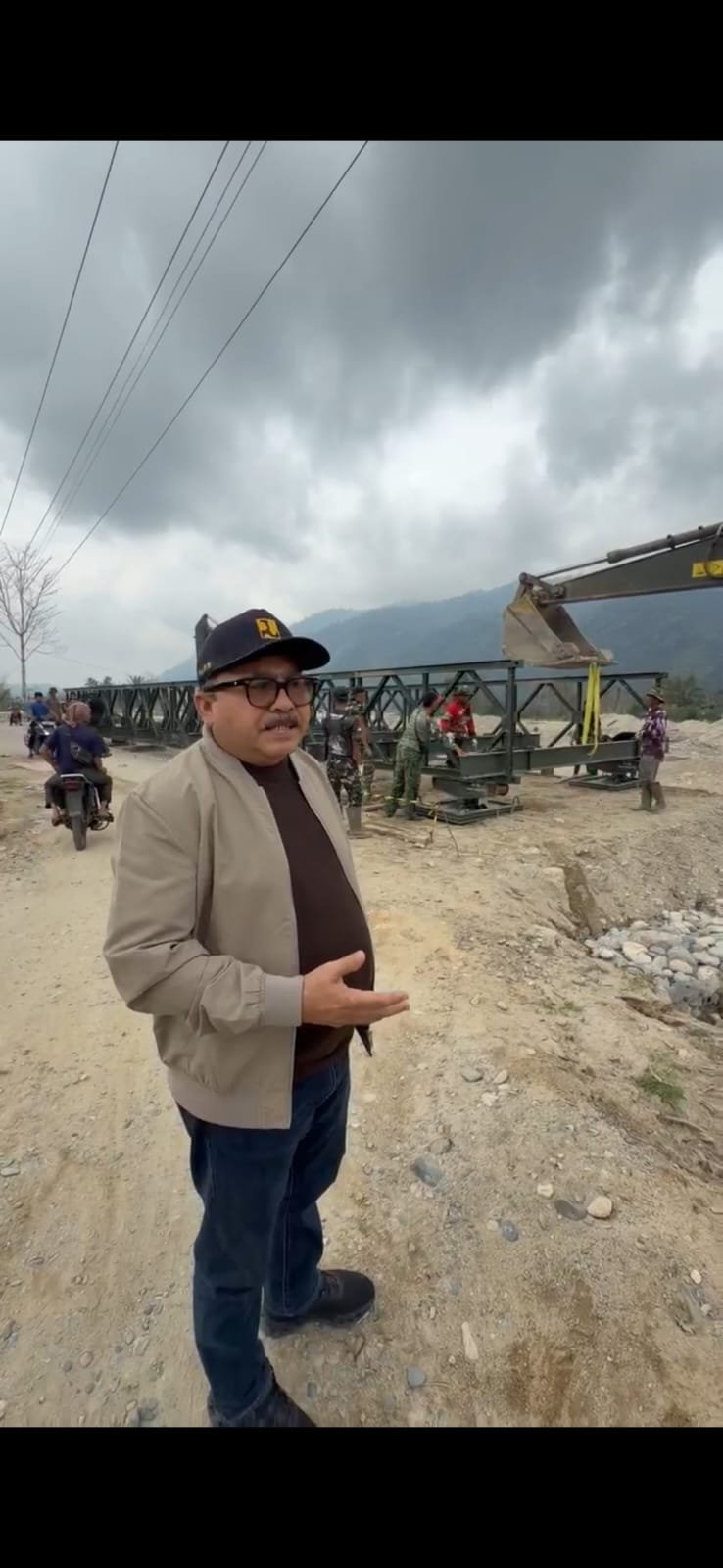 Kepala Dinas PUPR Aceh, Mawardi, saat meninjau langsung proyek pengerjaan jembatan bailey di Lokop, Serbajadi, Aceh Timur. Pemerintah Aceh terus memacu perbaikan infrastruktur jalan lintas Peureulak-Lokop hingga Gayo Lues pasca-bencana hidrometeorologi. (Foto: Dok. Pemerintah Aceh)