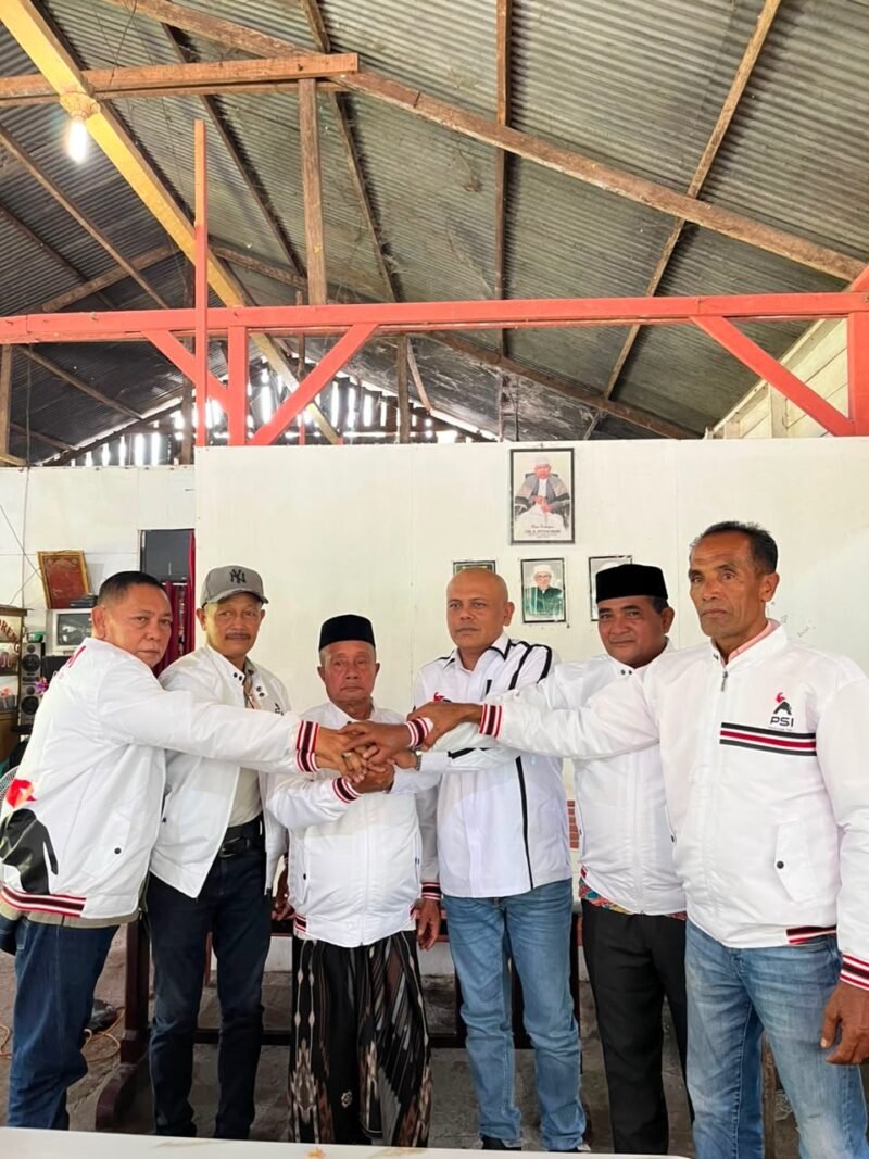 Dua tokoh eks kombatan GAM sekaligus mantan Keuchik Gampong Pulo Loh, M. Abet Idris (kiri) dan Bahagia ZA (kanan), saat menyatakan resmi bergabung dengan Partai Solidaritas Indonesia (PSI) dalam sebuah pertemuan di Geumpang, Pidie, Sabtu (18/7/2026).