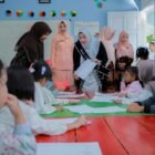 Ketua Tim Penggerak PKK (TP PKK) Aceh Besar, Hj. Rita Mayasari, berinteraksi dengan siswa TK Angkasa Pura saat meninjau pelaksanaan MPLS di TK Angkasa dan SD Negeri Cot Meuraja, Aceh Besar, Jumat (17/7/2026). FOTO/MC ACEH BESAR