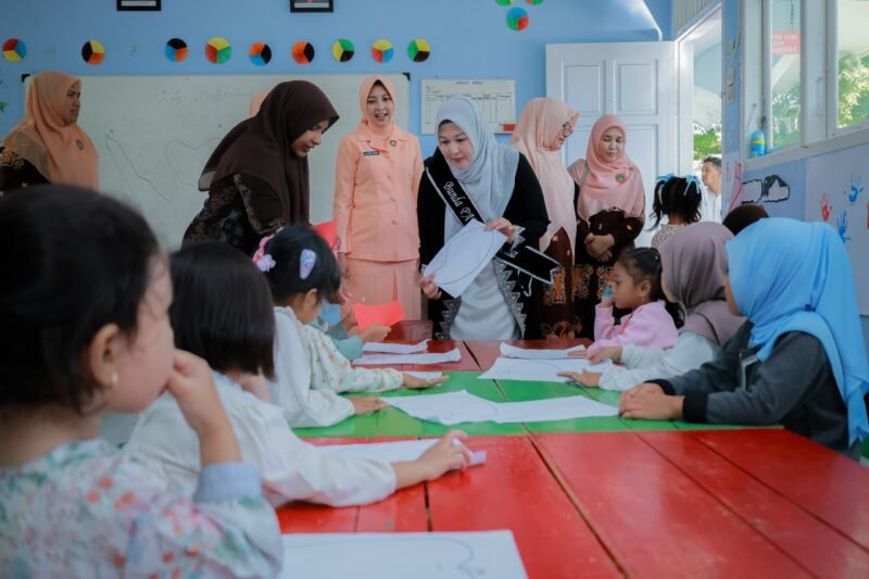 Ketua Tim Penggerak PKK (TP PKK) Aceh Besar, Hj. Rita Mayasari, berinteraksi dengan siswa TK Angkasa Pura saat meninjau pelaksanaan MPLS di TK Angkasa dan SD Negeri Cot Meuraja, Aceh Besar, Jumat (17/7/2026). FOTO/MC ACEH BESAR