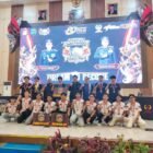 Tim E-Sport Polres Tulang Bawang saat menerima trofi Juara I Turnamen E-Sport Kapolda Cup 2026 di GSG Presisi Polda Lampung, Jumat (17/7/2026). Atas kemenangan ini, tim Polres Tulang Bawang berhak mewakili Polda Lampung di ajang Kapolri Cup.