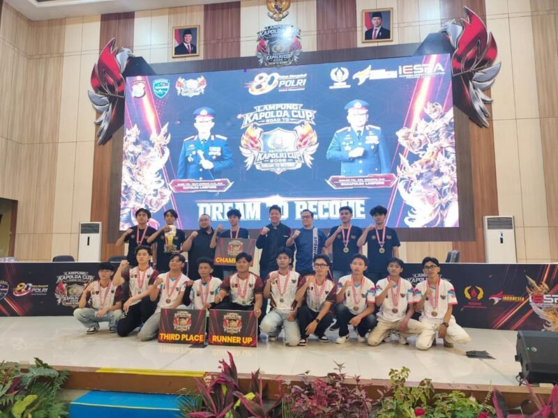 Tim E-Sport Polres Tulang Bawang saat menerima trofi Juara I Turnamen E-Sport Kapolda Cup 2026 di GSG Presisi Polda Lampung, Jumat (17/7/2026). Atas kemenangan ini, tim Polres Tulang Bawang berhak mewakili Polda Lampung di ajang Kapolri Cup.