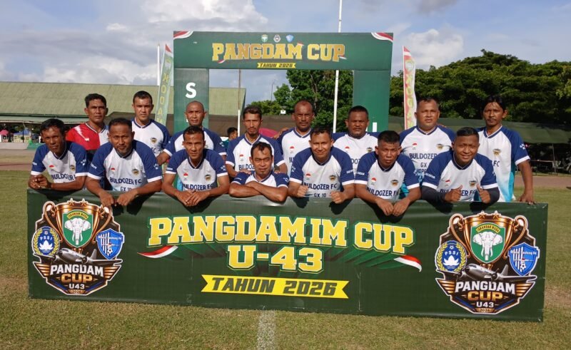 Pemain Buldozer FC saat berlaga melawan Remender FC dalam turnamen Piala Pangdam IM Cup 2026 di Lapangan Blang Padang, Banda Aceh, Sabtu (18/7/2026). Buldozer FC sukses mengamankan kemenangan telak dengan skor akhir 5-0.