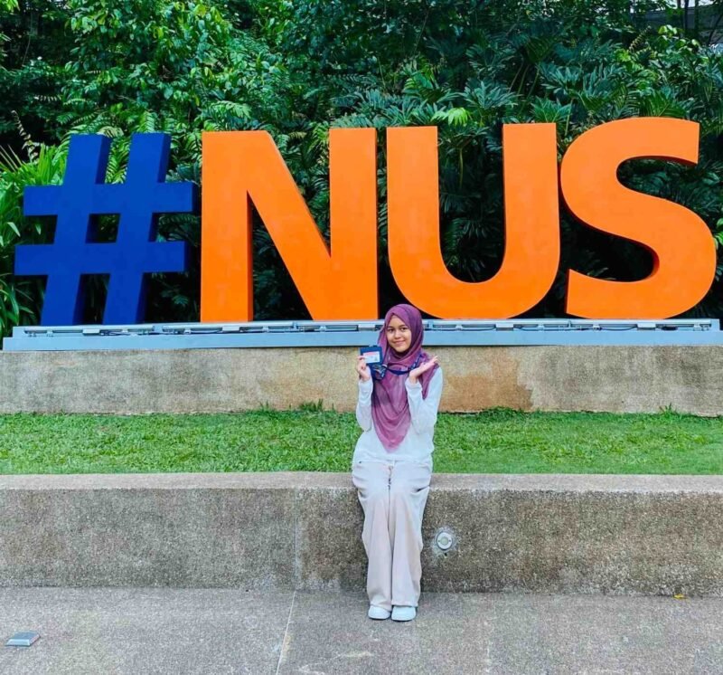 Mahasiswi Program Studi Ilmu Hadis UIN Ar-Raniry, Putri Munira Ponnui, saat mengikuti program Fast Track Summer School 2026 di National University of Singapore (NUS).