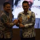 Sekretaris Daerah (Sekda) Aceh, M. Nasir (tengah), menerima tiga penghargaan sekaligus dalam ajang Forum Pemred Multimedia Award 2026 yang diserahkan langsung oleh pengurus FPRMI di Hotel Alana, Yogyakarta, Sabtu (18/7/2026) malam.