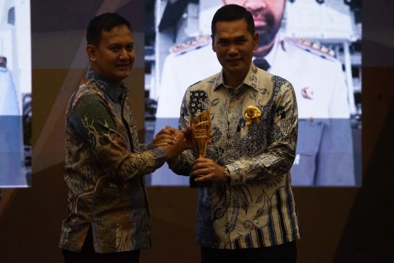 Sekretaris Daerah (Sekda) Aceh, M. Nasir (tengah), menerima tiga penghargaan sekaligus dalam ajang Forum Pemred Multimedia Award 2026 yang diserahkan langsung oleh pengurus FPRMI di Hotel Alana, Yogyakarta, Sabtu (18/7/2026) malam.