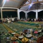 Keuchik Gampong Lamkruet yang baru dilantik, Darwin Kamaruddin (Bang Ucok), berdialog dengan warga Dusun Luar dalam acara silaturahmi perdana di Balai Dusun Luar, Lhoknga, Aceh Besar, Minggu malam (18/11/2026).