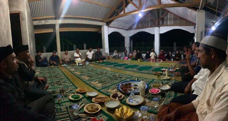 Keuchik Gampong Lamkruet yang baru dilantik, Darwin Kamaruddin (Bang Ucok), berdialog dengan warga Dusun Luar dalam acara silaturahmi perdana di Balai Dusun Luar, Lhoknga, Aceh Besar, Minggu malam (18/11/2026).