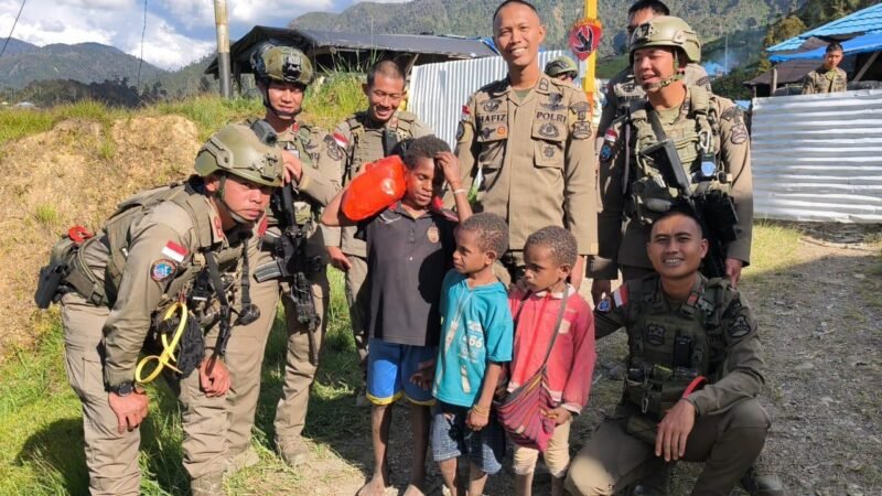 Personel Satgas Operasi Damai Cartenz-2026 yang dipimpin Danpos Tower Ipda Andriansyah Umar menyerahkan bantuan sembako secara langsung kepada warga di Distrik Sugapa, Kabupaten Intan Jaya, Sabtu (18/7/2026).
