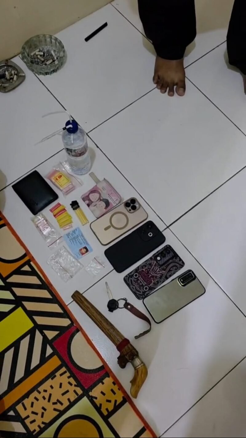 Dua tersangka berinisial AY dan S beserta sejumlah barang bukti narkotika jenis sabu dan alat komunikasi saat diamankan di Mapolda Kaltim. Penangkapan yang dilakukan oleh Timsus Ditresnarkoba Polda Kaltim di Sangatta Utara, Kutai Timur, Jumat (17/7/2026) ini merupakan bagian dari pelaksanaan Operasi Antik Mahakam 2026.