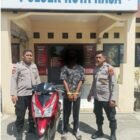 Terduga pelaku pencurian kendaraan bermotor (curanmor) berinisial MS (19) saat diamankan petugas di Mapolsek Kuta Raja, Banda Aceh. Pemuda asal Aceh Barat ini diringkus Unit Reskrim Polsek Kuta Raja di sebuah warung kopi kawasan Darul Imarah, Aceh Besar, Sabtu (18/7/2026) dini hari.