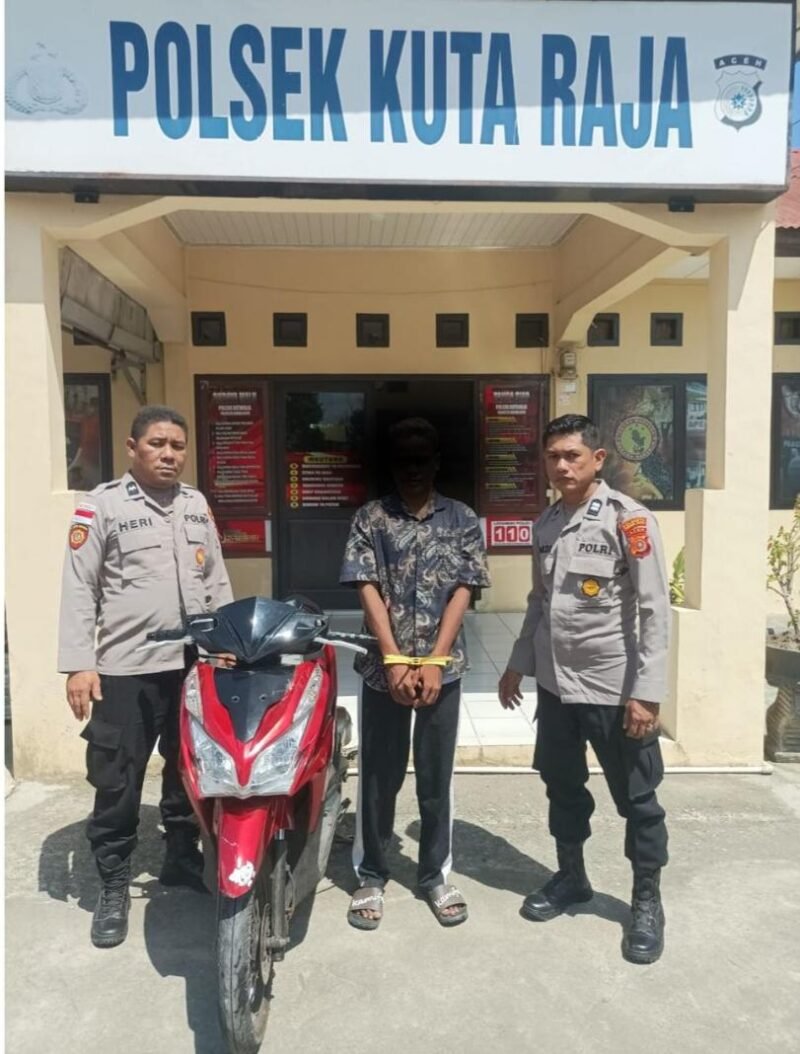Terduga pelaku pencurian kendaraan bermotor (curanmor) berinisial MS (19) saat diamankan petugas di Mapolsek Kuta Raja, Banda Aceh. Pemuda asal Aceh Barat ini diringkus Unit Reskrim Polsek Kuta Raja di sebuah warung kopi kawasan Darul Imarah, Aceh Besar, Sabtu (18/7/2026) dini hari.