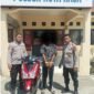 Terduga pelaku pencurian kendaraan bermotor (curanmor) berinisial MS (19) saat diamankan petugas di Mapolsek Kuta Raja, Banda Aceh. Pemuda asal Aceh Barat ini diringkus Unit Reskrim Polsek Kuta Raja di sebuah warung kopi kawasan Darul Imarah, Aceh Besar, Sabtu (18/7/2026) dini hari.