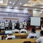 Dekan FDK UIN Ar-Raniry, Prof. Dr. Kusmawati Hatta, bersama perwakilan Kemenhaj Provinsi Aceh, panitia, dan para peserta berfoto bersama pada penutupan Sertifikasi Pembimbing Haji dan Umrah Gelombang 1 Tahun 2026 di Aula Meeting Room Hotel Diana, Banda Aceh, Sabtu (18/7/2026).