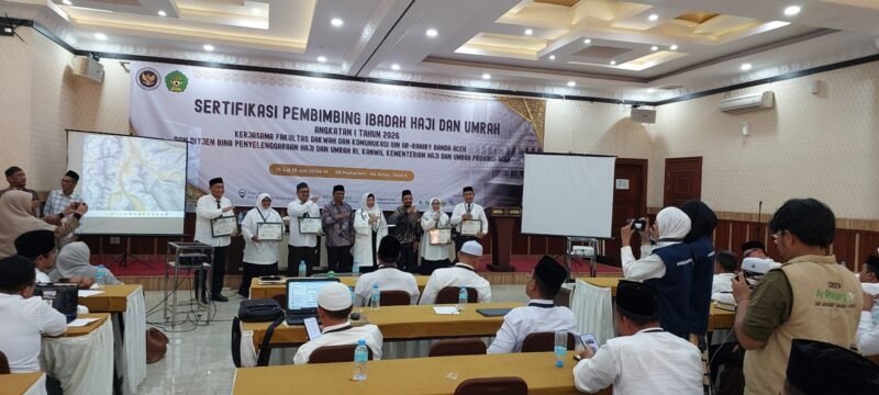 Dekan FDK UIN Ar-Raniry, Prof. Dr. Kusmawati Hatta, bersama perwakilan Kemenhaj Provinsi Aceh, panitia, dan para peserta berfoto bersama pada penutupan Sertifikasi Pembimbing Haji dan Umrah Gelombang 1 Tahun 2026 di Aula Meeting Room Hotel Diana, Banda Aceh, Sabtu (18/7/2026).
