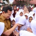 Pemerintah Aceh resmi melepas empat putra terbaik daerah untuk menempuh pendidikan vokasi teknologi kimia di Provinsi Sichuan, Tiongkok, sebagai langkah strategis menyiapkan SDM unggul demi mendukung hilirisasi industri daerah.
