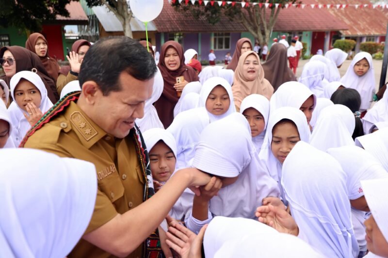 Pemerintah Aceh resmi melepas empat putra terbaik daerah untuk menempuh pendidikan vokasi teknologi kimia di Provinsi Sichuan, Tiongkok, sebagai langkah strategis menyiapkan SDM unggul demi mendukung hilirisasi industri daerah.