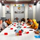 Kepala Samsat Banda Aceh, Rahmat Syahreza, S.STP., saat memberikan keterangan kepada media terkait imbauan kepada masyarakat agar mengurus pajak kendaraan secara mandiri melalui jalur resmi dan menghindari jasa calo, demi menjamin transparansi serta keamanan dokumen.