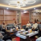 Kapolda Aceh Irjen Pol. Ruddi Setiawan (tengah) didampingi pejabat utama Polda Aceh berfoto bersama Ketua Pengurus Daerah PP Polri Aceh Kombes Pol. (Purn.) Ridwan Usman beserta jajaran saat audiensi di Mapolda Aceh, Banda Aceh, Senin (20/7/2026).