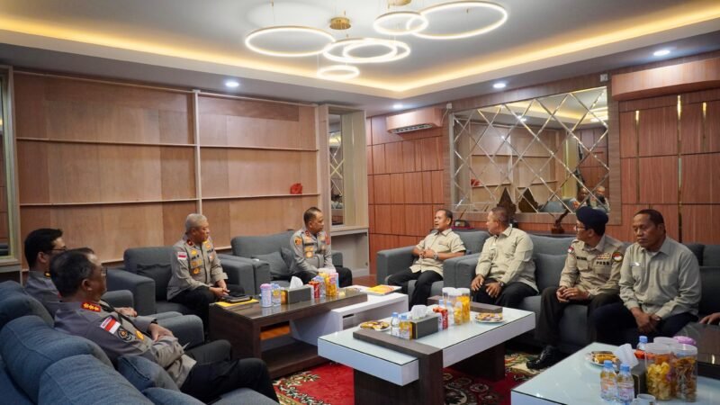 Kapolda Aceh Irjen Pol. Ruddi Setiawan (tengah) didampingi pejabat utama Polda Aceh berfoto bersama Ketua Pengurus Daerah PP Polri Aceh Kombes Pol. (Purn.) Ridwan Usman beserta jajaran saat audiensi di Mapolda Aceh, Banda Aceh, Senin (20/7/2026).