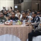 Kapolda Aceh Irjen Pol. Ruddi Setiawan (tengah) foto bersama pimpinan polda, Ketua PWI Aceh Nasir Nurdin, serta para pimpinan media dan organisasi pers di Gedung Presisi Polda Aceh, Banda Aceh, Selasa (21/7/2026). Kegiatan ini menjadi momentum mempererat kolaborasi antara kepolisian dan media massa.