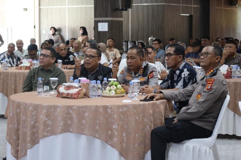 Kapolda Aceh Irjen Pol. Ruddi Setiawan (tengah) foto bersama pimpinan polda, Ketua PWI Aceh Nasir Nurdin, serta para pimpinan media dan organisasi pers di Gedung Presisi Polda Aceh, Banda Aceh, Selasa (21/7/2026). Kegiatan ini menjadi momentum mempererat kolaborasi antara kepolisian dan media massa.