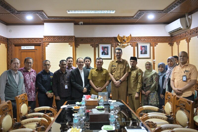 Wakil Gubernur Aceh, Fadhlullah, memimpin rapat audiensi bersama Kepala LLDIKTI Wilayah XIII Aceh dan para pimpinan Perguruan Tinggi Swasta (PTS) se-Aceh di Ruang Rapat Wakil Gubernur Aceh, Selasa (21/7/2026).