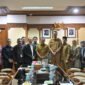 Wakil Gubernur Aceh, Fadhlullah, memimpin rapat audiensi bersama Kepala LLDIKTI Wilayah XIII Aceh dan para pimpinan Perguruan Tinggi Swasta (PTS) se-Aceh di Ruang Rapat Wakil Gubernur Aceh, Selasa (21/7/2026). 