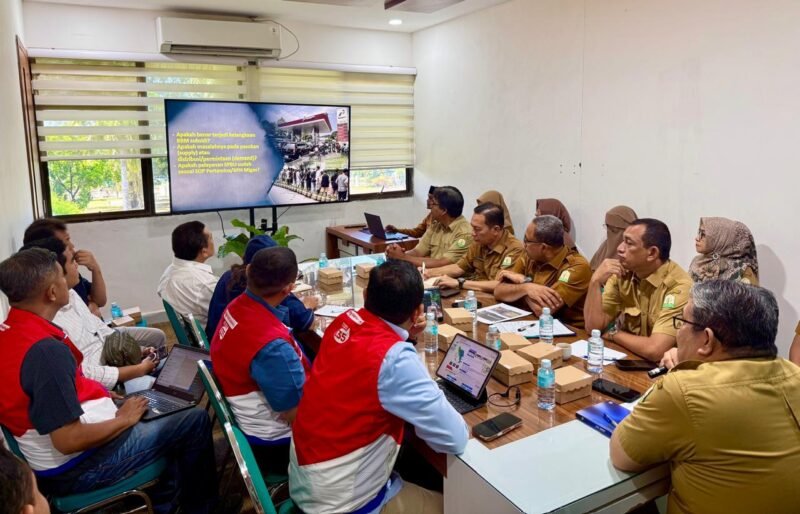 Asisten Perekonomian dan Pembangunan Sekda Aceh T. Robby Irza memimpin rapat koordinasi bersama PT Pertamina Patra Niaga, Hiswana Migas, dan instansi terkait di Banda Aceh, Selasa (21/7/2026). Rapat ini membahas kelancaran distribusi BBM bersubsidi dan LPG 3 kg serta penanganan antrean kendaraan di SPBU.