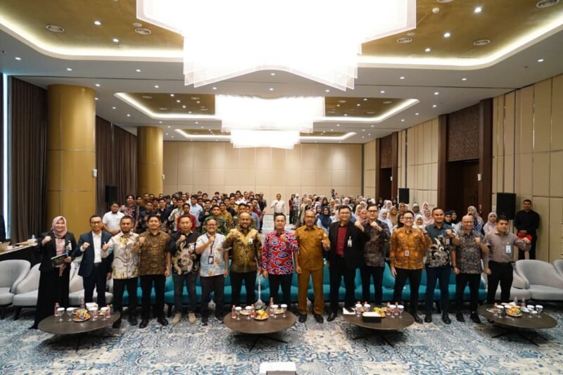 Regional CEO BSI Aceh Imsak Ramadhan (tengah), Kepala OJK Aceh Daddi Peryoga, Kepala Biro Perekonomian Setda Aceh Zaini, Ketua FKIJK Aceh Fadhil Ilyas, beserta jajaran foto bersama para peserta GENCARKAN di Banda Aceh, Selasa (21/7/2026).