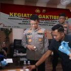 Petugas Sie Propam mendampingi proses tes urine secara acak bagi personel Polresta Banda Aceh usai apel pagi di Mapolresta Banda Aceh, Selasa (21/7/2026).